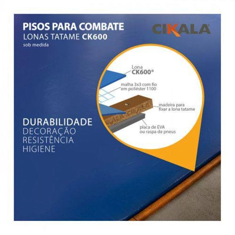 Equipe posicionando lona para tatame CIKALA sobre placas de EVA